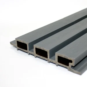 Tabla Wallpanel WPC 2,4mts 16,9x2,6cm Estriada Color gris claro