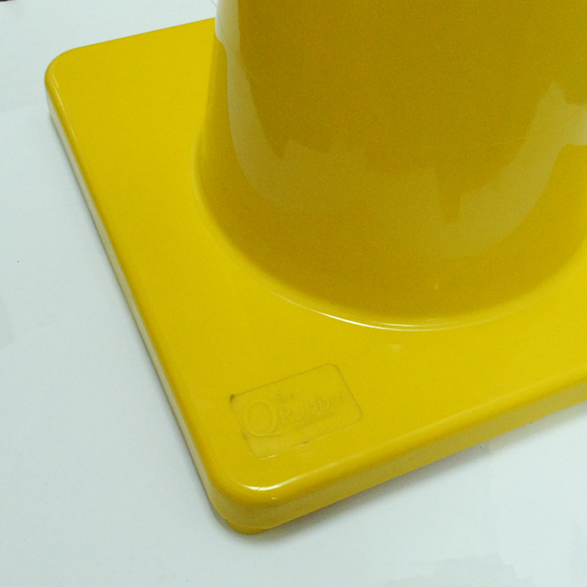 Cono de tráfico color amarillo 70cm (28") sin cinta con base tradicional - Imagen 2
